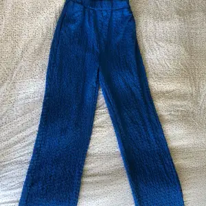 Säljer dessa supersköna blåa byxor i storlek S. Väldigt bra längd på mig som är 168!   Passar Xs-S