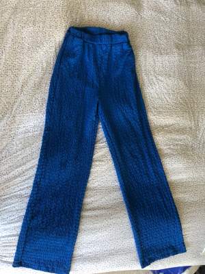 Säljer dessa supersköna blåa byxor i storlek S. Väldigt bra längd på mig som är 168!   Passar Xs-S