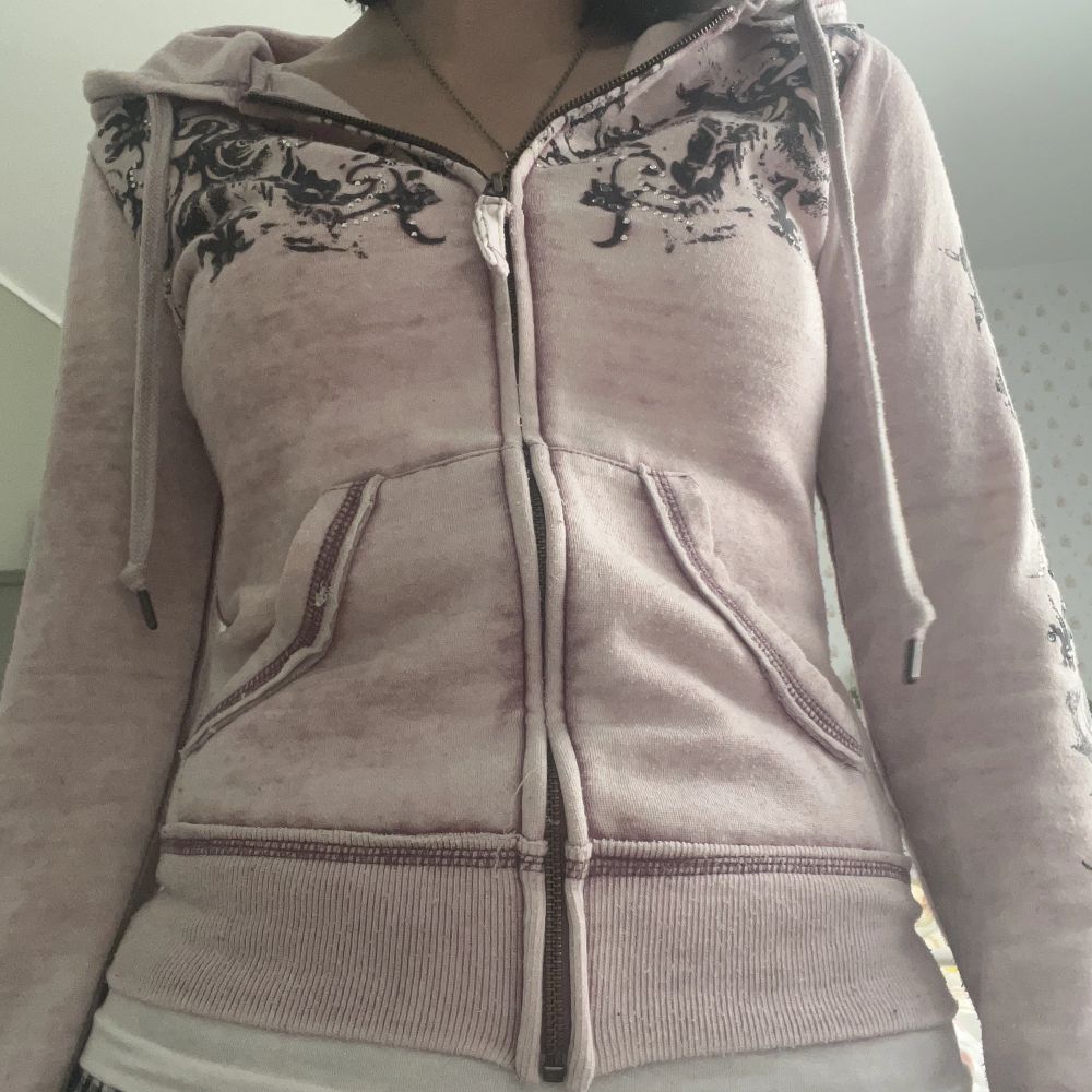 supercool zipup som jag tyvärr nt använder längre. den har varit en favo. vill bara sälja för bra pris. lite nopprig men annars i fint skick. Huvtröjor & Träningströjor.