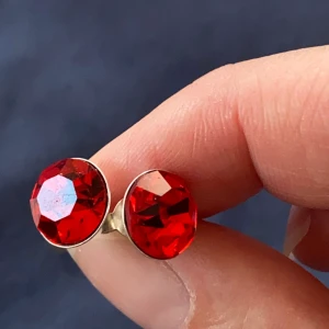 Röda örhängen silver  - Vackra örhängen med rubinröda stenar  Äkta silverörhängen 