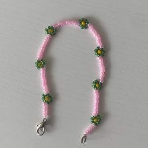 Supergulligt handgjort armband av pärlor med blommor på