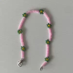 Supergulligt handgjort armband av pärlor med blommor på