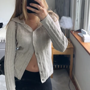 Kofta med knappar - Beige kofta med knappar från esprit. Använd fåtal gånger, inga defekter🤍