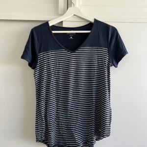Hollister t shirt - Stockholmsstil tröjor från hollister, skönt tyg och tunt perfekt till sommaren!!!🩷 Båda: 180kr Blå/randig: 95kr Vinröd: 90kr Köparen står för frakt!  Tröjorna är samma material och båda i storlek xs!🩷den passar även s och kanske m