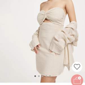 Supersnygg helt oanvänd klänning från nelly Nypris 399kr mitt pris 300kr 