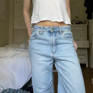 Säljer dessa ascoola, raka boyfriendjeans från stradivarius! Mycket gott skick och i strl 34 men oversize💘💘