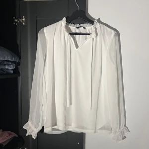 Vit blus! - En vit blus från ONLY med genomskinliga armar! 110kr inklusive frakt!