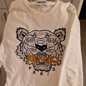 Kenzo tröja  - En knappt använd Kenzo tröja i storlek S. Sonen har haft den ca 150-165 cm lång, men endast använt den ett fåtal gånger. Passar säkerligen up till 170+. Från rök-och djurfritt hem. 