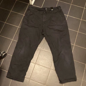 Byxor - Ett par svarta relaxed fit byxor.