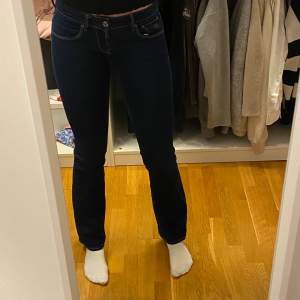 Lågmidjade mörkblå jeans💗Små i storleken! Köparen står för frakt 