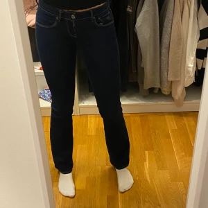 Low waist jeans  - Lågmidjade mörkblå jeans💗Små i storleken! Köparen står för frakt 