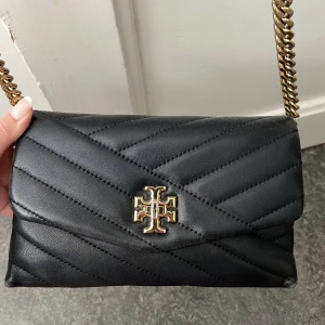 Tory burch väska - Jättefin tory burch väska, mått: höjd,13cm längd,22cm🥰 köpt för 3600kr💕 pris kan diskuteras vid snabb affär❤️