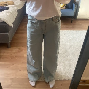 Vida ljusa jeans  -  - Jag är 164cm för referens - Normalhög i midjan - Kunden står för frakt 🚚 