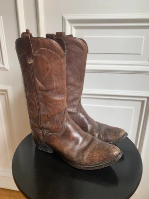 Cowboy boots - Väl använda och rätt slitna wrangler boots.