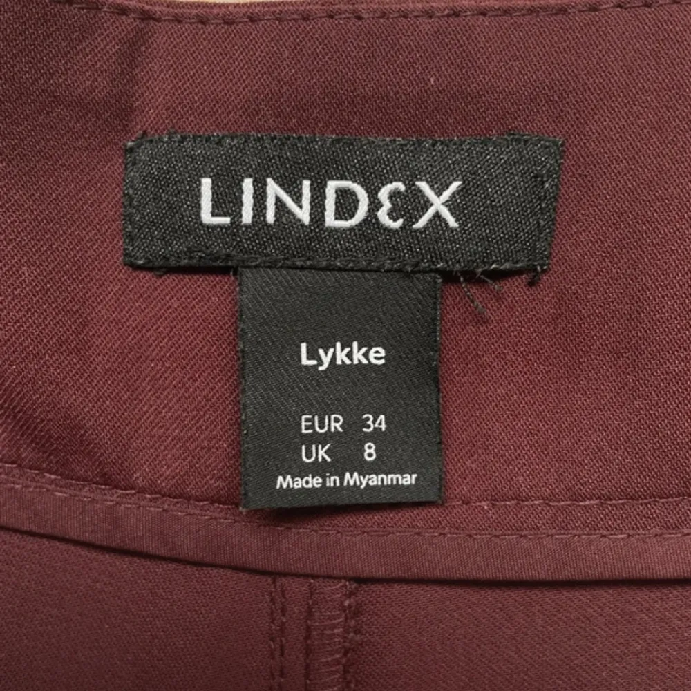 Vinröda byxor från Lindex.  - Mycket bra skick! Endast använd fåtal gånger  - Stl XS, normal i storleken  - Material: 100% polyester  - Superfin passform, tight i midja med raka ben  - Djur- och rökfritt hem. Jeans & Byxor.