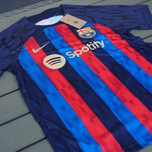 FCB Fotbollströja - Hej säljer denna oanvända FCB fotbollströja i storleken M. Bra och ”luftig” material