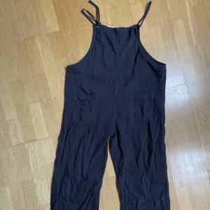 Monki Hängselbyxor - Svarta hängselbyxor från Monki, skönaste hängselbyxorna i bomullstyg, älskade men för små för mig nu.