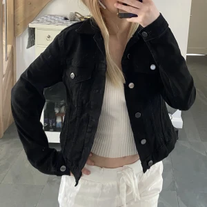 Jeansjacka  - Svart jeans jacka som är i nytt skick men inte kommit till någon användning. Perfekt jacka nu under sommarn❤️❤️
