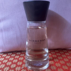 Burberry Touch For Women - Detta är en väldigt god och fruktig parfym. Trots namnet funkar den för alla kön och åldrar. Den säljs för att den ej kommer till användning. Den är lite ”dented” men har mer än tillräckligt kvar för att räcka ett bra tag till. Original pris från 490-1000