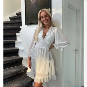 Vit klänning - Perfekt student eller avslutningsklänning. Helt ny, aldrig använd, lappen kvar i klänningen😊 Kan skickas direkt eller mötas upp i Linköping!