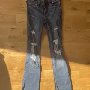 Blå hollister bootcut jeans, W23, L30. Är rätt små, skulle gissa att de är för en 10-12 åring.