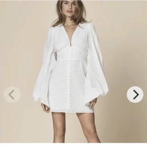 ADOORE KLÄNNING - Säljer denna super fina adoore klänningen som itne längre sälja i storlek 34💓 köpt hät på plick men va tycärr för liten för mig! 