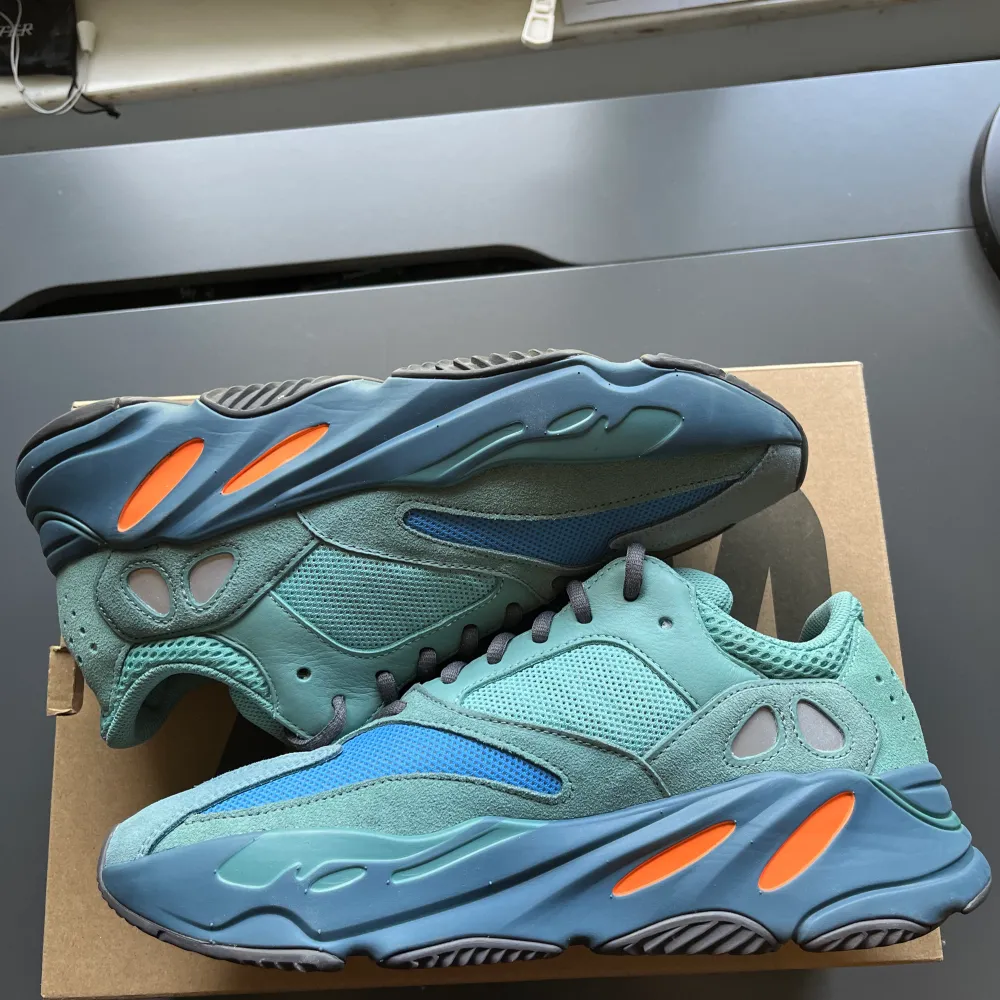 Säljer Yeezy 700 Faded azure st 44 3/4 men passar 44, skorna är i väldigt bra skick och har inga skador. Skorna går för 3000+ ny pris.. Skor.