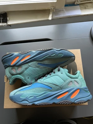 Yeezy 700 - Säljer Yeezy 700 Faded azure st 44 3/4 men passar 44, skorna är i väldigt bra skick och har inga skador. Skorna går för 3000+ ny pris.