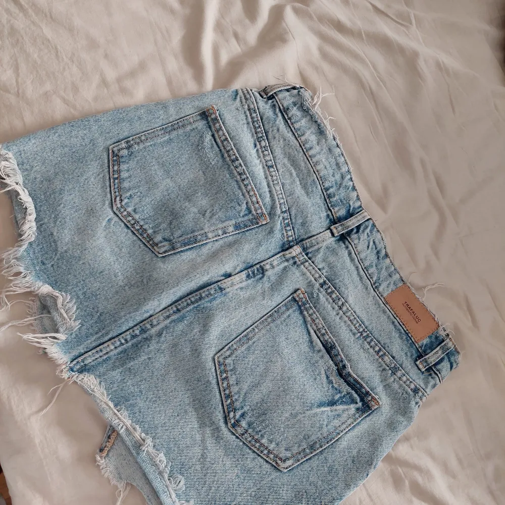 Väldigt fin kjol i denimmaterial från Zara som inte längre säljs. Säljer av den då jag växt ur den lite. Ser inte storleken men skulle gissa på 34/xs! 💗. Kjolar.