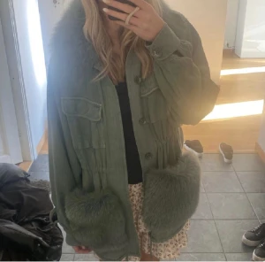 Custommade jacka - Säljer min jätte fina custommade jacka som är knappt andvänd i nyskick. Säljer pga att den inte kommer till andvändning storlek M nypris 5600kr säljer för 4000kr+frakt