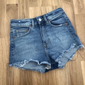 Jeansshorts  - Jeansshorts i storlek 34 från H&M
