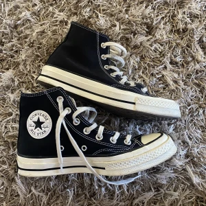 Converse Chuck Taylor All Star 70 High - Svarta Converse i modellen Chuck Taylor All Star 70 High, nypris 949. Sparsamt använda och använt på gymmet dem gångerna jag använt dem, alltså inomhus. Strl 38