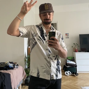 Diesel Skjorta - En mjuk och härlig skjorta från Diesel. Storleken är Small (herr). Det finns ett litet hål som är lättlagat på ena ärmen (se bild).