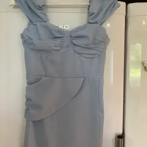 Blå klänning, i storlek 36, har använt en gång, i bra skick, från boohoo 