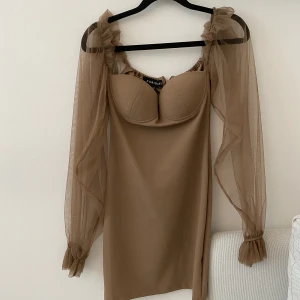 Kort klänning ljusbrun  - Superfin, använd 1 gång!  Storlek XS