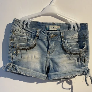 Lågmidjade shorts - Lågmidjade shorts som har fina detaljer överallt fina och söta till sommaren, väldigt gammalt märke på shortsen 
