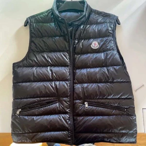 Moncler väst  - Moncler väst i bra skick, inga defekter. Äkta, kvitto finns. Skriv för intresse! 