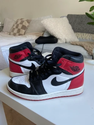 Jordan 1 Retro High Sating Black Toe  - Ett par väldigt sparsamt använda Jordan 1’s i storlek 42!  