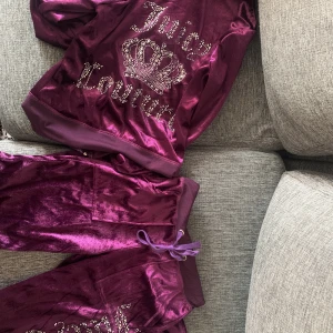 Jucyi sett  - Ett jucyi sett som säljer för 200 köpte de ifrån EJ EVA JAHANSSON nya priset är 650! De har it kommit till användning tyvärr men    jätte fin sett! Båda i storlek S 