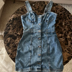 Jeans klänning  - Jeans klänning från HM  STL S