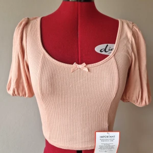 Fin topp i nyskick - Jättefin topp som aldrig använts, lappar kvar! Så charmig på!🌷3 FÖR TVÅ PÅ ALLT och fri frakt vid köp av minst 250 kr, kontakta mig då!🦋