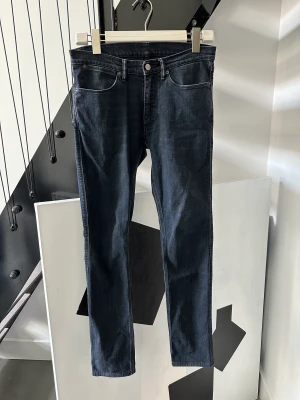 Acne Studios Jeans Max Blue Black - Acne Jeans i färgen Blue/Black i serien Max, alltså slim fit. Storlek 29/32 som är nedkortade så dem är perfekt längd för dig som är under 180cm lång. Nypris 2000:-