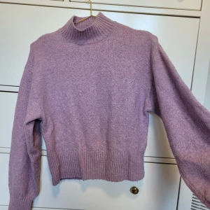 Stickad tröja 💜 - Lila stickad tröja från Monki, sparsamt använd 🙌 Så fin till sena sommarkvällar! Köparen står för frakten, men kan mötas upp i Göteborg!
