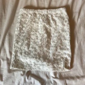  kjol  - En vit kjol från shein och finns även matchande blus!