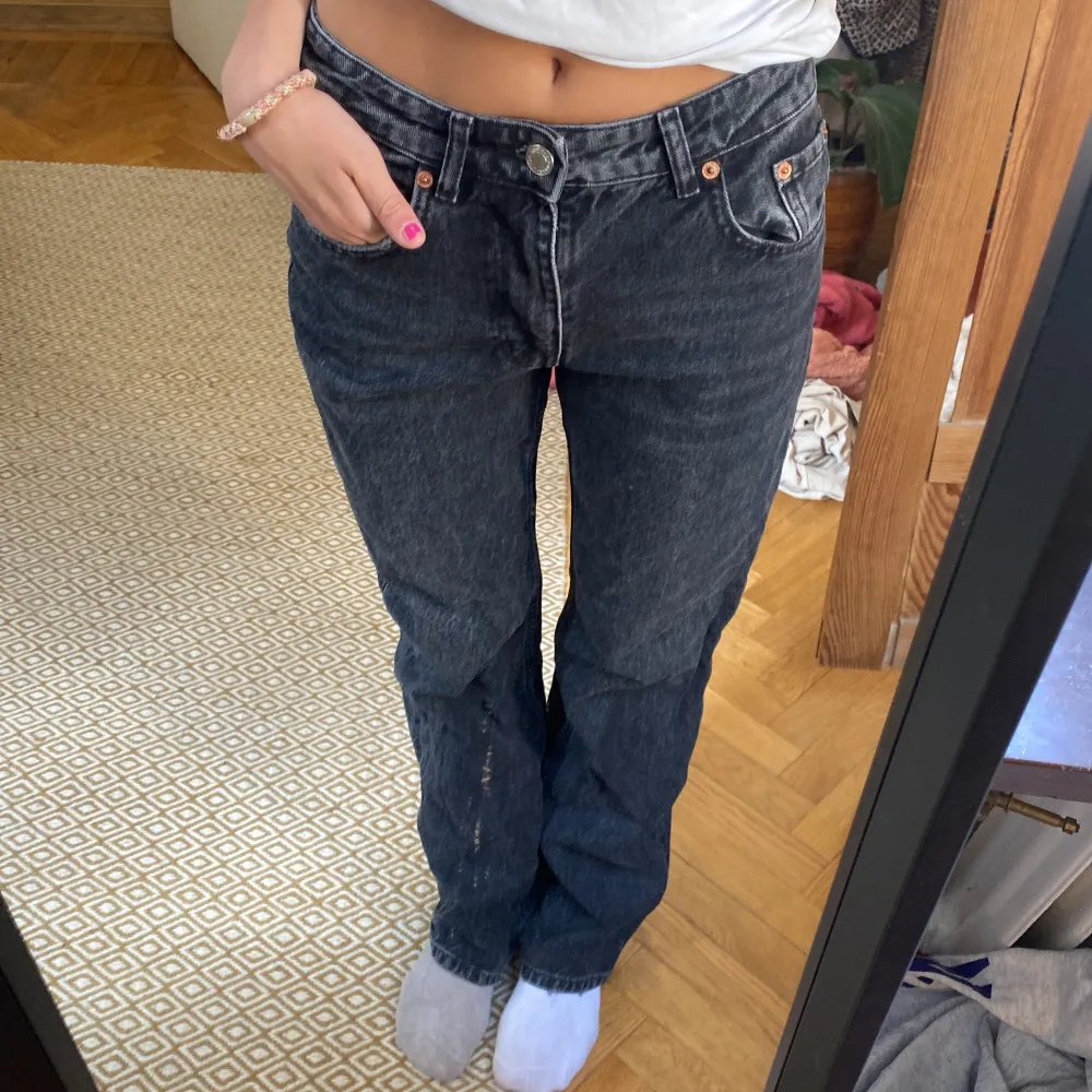  raka mörkgrå jeans från zara! Jag är 165 och de är långa på mig. Jeans & Byxor.