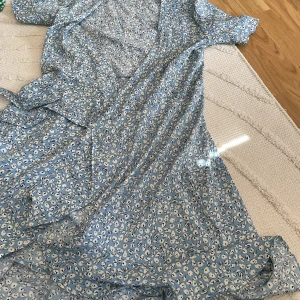 Söt sommar klänning  - Jätte söt blommig omlottklänning ifrån vila. Klänningen är aldrig använd så i mycket fint skick❤️hör av er vid fler frågor eller bilder 