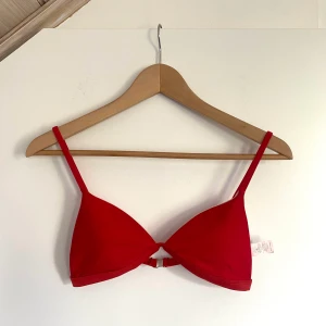 Bikini - Bikini i klarröd färg från shein i storlek S (liten i storleken). Toppen är triangelformad med uttagbara inlägg och har justerbara axelband. Underdelen är cheeky med en fin söm som detalj på framsidan. EJ ANVÄND🤗