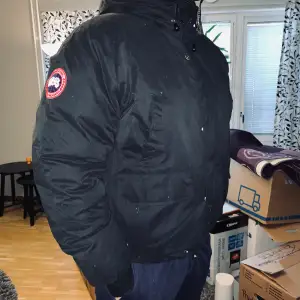 Väldigt fin äldre Canada Goose jacka.  Jag är 182 lång och sitter brs på mig.