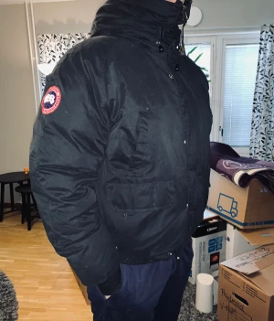 Canada Goose jacka - Väldigt fin äldre Canada Goose jacka.  Jag är 182 lång och sitter brs på mig.