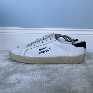 Saint Laurent skor 41 - Säljer dessa feta Saint Laurent skor som kommer vara dunder till sommaren och hösten och är i storlek 41 men passar 42 | Äkighets bevis finns | Skick: 8/10 | Nypris: 6700 kr | Mitt pris 2400 kr | Hör av er vid minsta fråga eller fundering :)